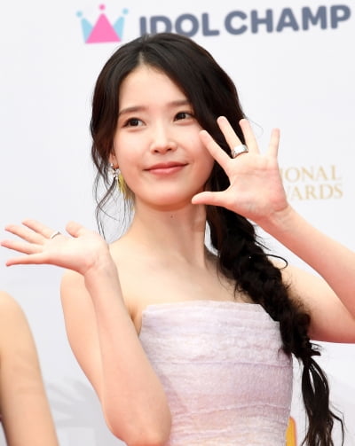 아이유, 예쁨주의보...요정의 하트[TEN포토+]