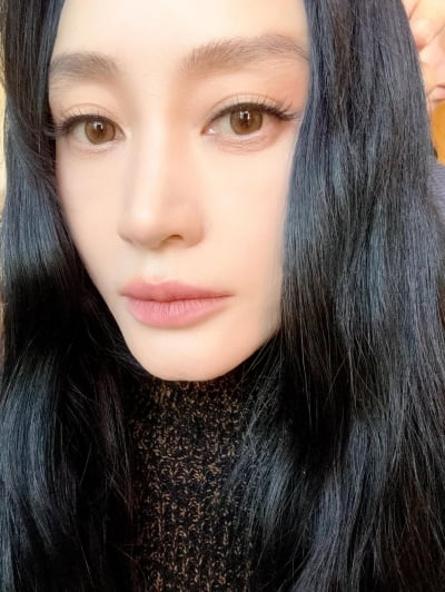 '55세' 김혜수, 나이 안 믿기는 완벽한 초근접샷…꽉찬 이목구비에 모공없는 피부