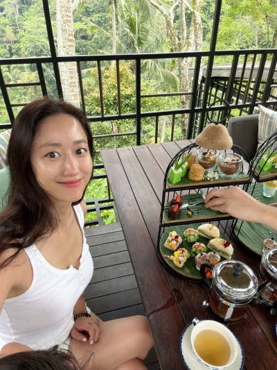 '1천 5백만 원 도난' 전혜빈, 초록빛 배경 속 밝은 근황…무결점 피부+상큼한 착장에 '20대 같은 상큼함'