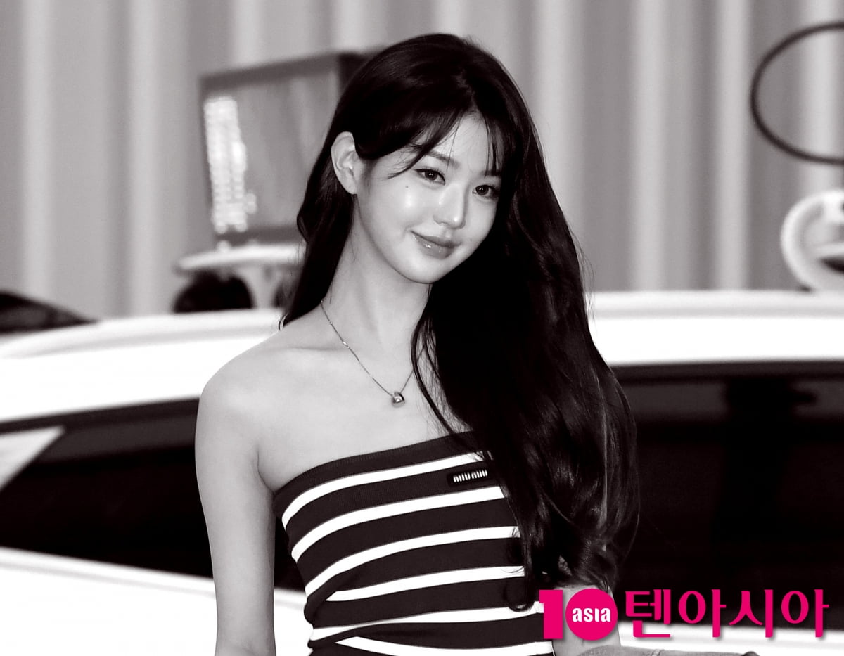 아이브 장원영, 흑백을 뚫고 나오는 남다른 아우라[TEN포토]