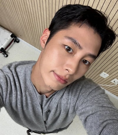 2살 연상 여배우와 '♥핑크빛' 이재욱, '키 187cm'가진 우월한 비주얼…피부결도 엄청나네