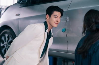김우빈, 제대로 일냈다…공개 첫날부터 韓넷플릭스 톱10 시리즈 1위('다 이루어질지니')