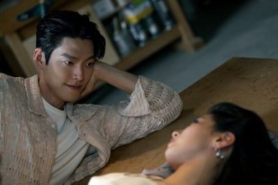 '신민아♥' 김우빈, 공개연애 11년 차에 겹경사 터졌다…넷플릭스 글로벌 TV쇼 3위 ('지니')