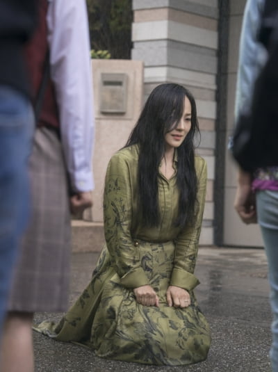 유진, 비에 쫄딱 젖어 '무릎 사죄'…민심 회복 성공할까 ('퍼스트레이디')