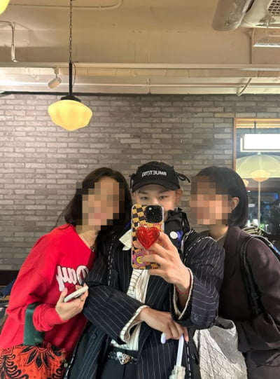 김호영, 얖 옆에 여사친이 몇 명이야…24년지기 만나니 텐션 끌어올려