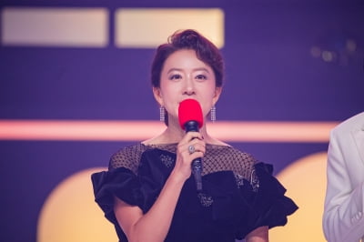 복고와 촌티 사이…김희애, 80년대 여신 스타일링