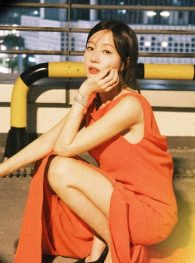 '47세 미혼' 엄지원 '10살 연상' 남자와 핑크빛…연휴 마지막날 해변가 찾아