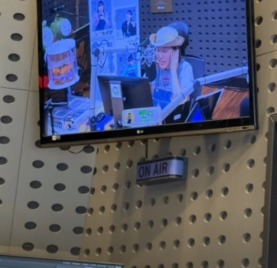 '건강 문제로 생방송 불참' 이은지, 얼굴 반쪽돼서 나타났다