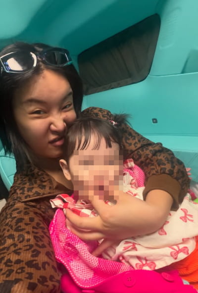 '산후우울증' 랄랄, 뼈시림 호소하더니…딸 서빈이 돌보며 꿀 뚝뚝