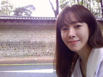 '10살 연하 남친' 한지민, 가을 여신 무드 뽐내며 미모 자랑…♥최정훈이 찍어줬나
