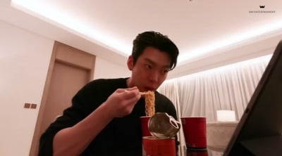 김우빈, 폭풍 먹방 공개 "너무 말라 보여...오랫동안 라면 못 먹었다"