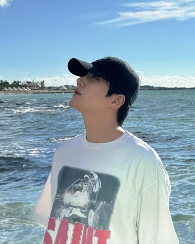 '10살 연하 고윤정과 ♥로맨스' 앞두고…김선호, 윤슬 배경으로 청초한 비주얼 발산