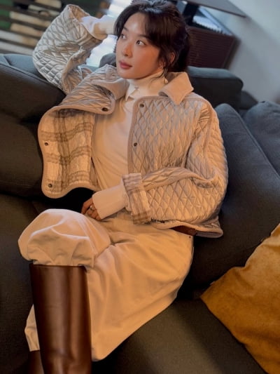 Lee Chung-ah Captures the Essence of Fall with Elegant Style
