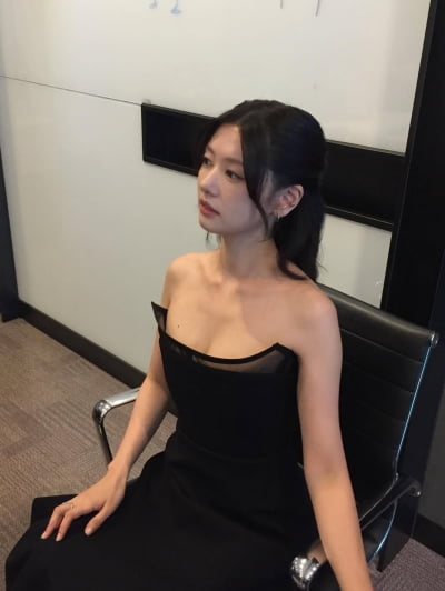 '163cm 44kg' 정소민, 1살 연하 ♥최우식과 로맨스…아찔한 어깨라인+쇄골 자랑