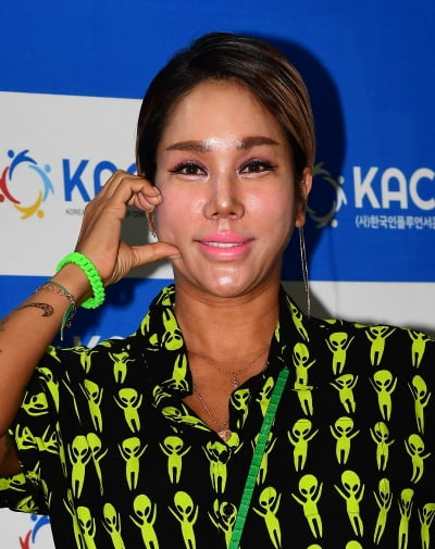 伝説のデュオクロンのカン・ウォンレの妻、キム・ソンが『무엇이든 물어보살』に出演！彼女の弟の驚きの人生とは？