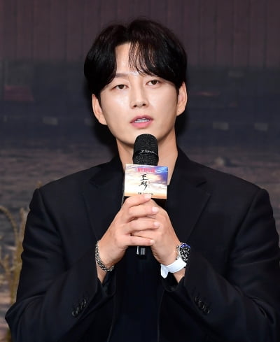 이현욱, 차주영과 ♥핑크빛 통했다…'원경'으로 우수연기상 수상 [공식]