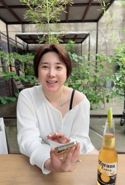 서인영, 타투 지겨워 지우고 싶다더니…쇄골 아래 선명하게 남겼다