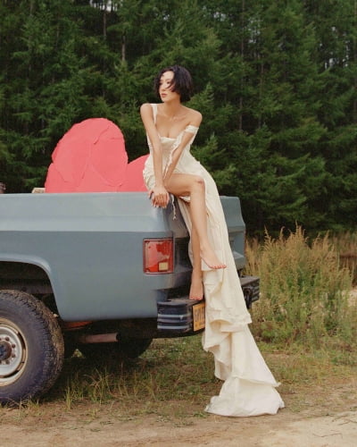 단발 화사, 과감한 웨딩화보 콘셉트…의문의 남성과 짐 들고 해변 활보