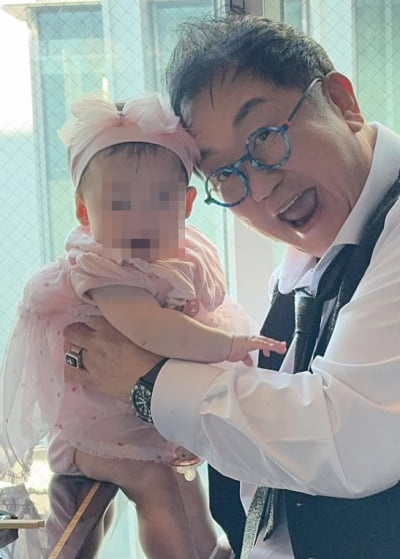 이용식 눈에서 꿀 떨어져…공주 옷 입은 손녀에 함박웃음