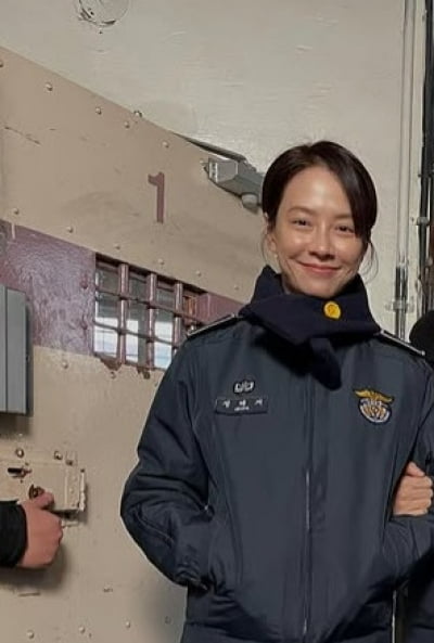송지효, 교도소 들어갔다…근무 중 女 교정직 공무원들과 '다정'