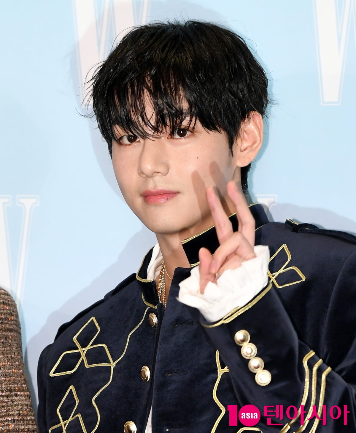 방탄소년단 뷔, 주얼 빛나는 조각외모...귀엽게 브이[TEN포토+]