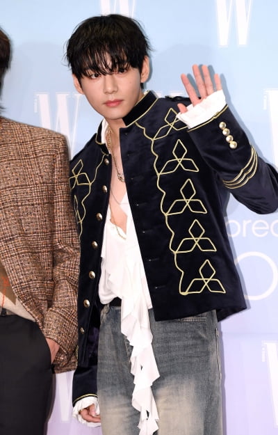 방탄소년단 뷔, 주얼 빛나는 조각외모...귀엽게 브이[TEN포토+]