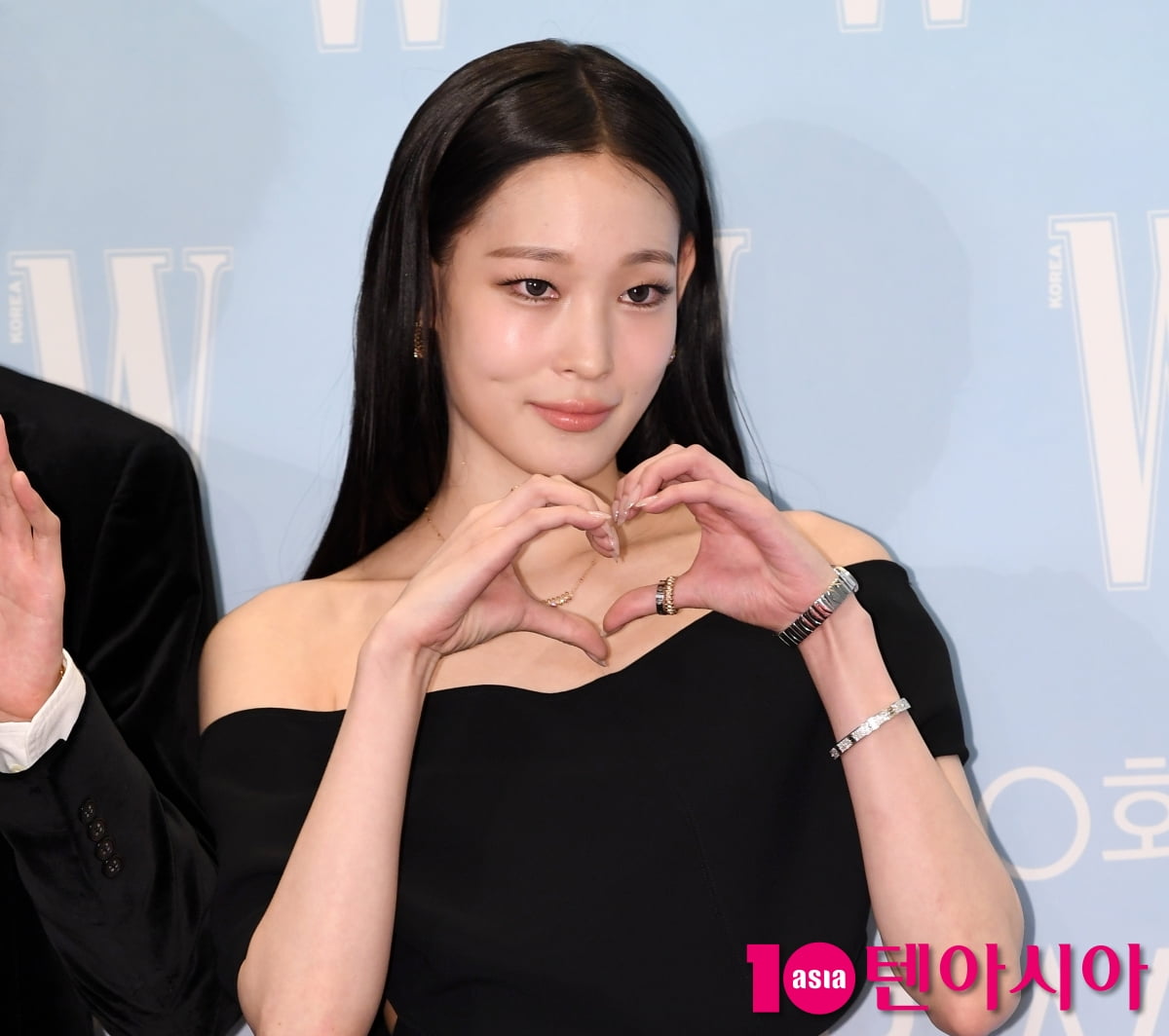 올데이프로젝트 애니, 쇄골미인...보조개 하트[TEN포토]