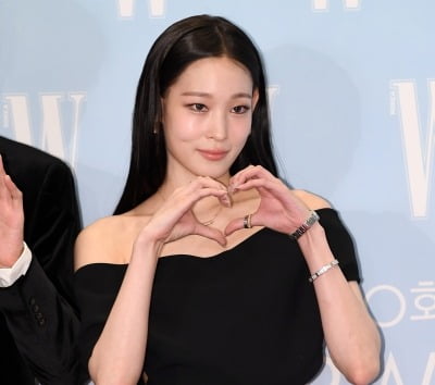 '신세계 회장 딸' 올데프 애니, 윤아 뒤잇는다…'가요대제전' MC 발탁