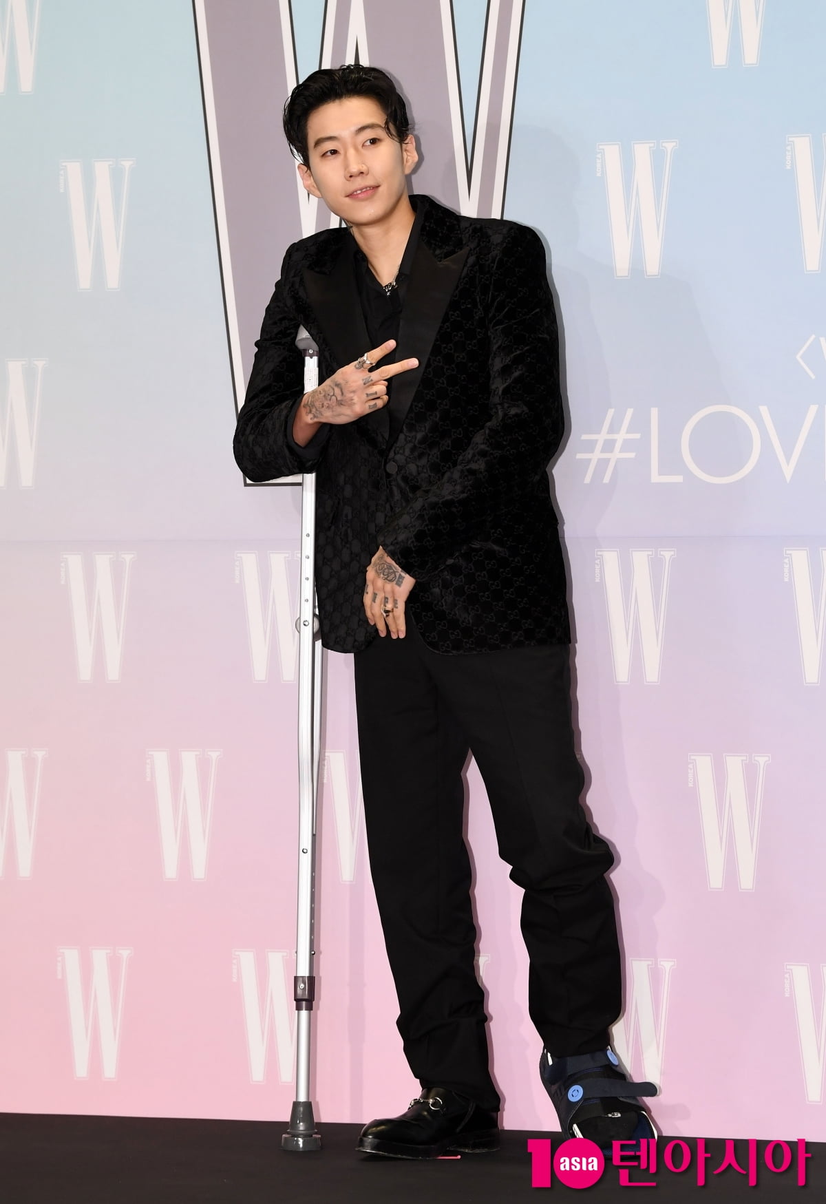 박재범, 불편했던 목발[TEN포토]