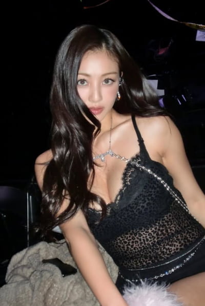 TWICE's Jihyo Stuns in All-Black Lingerie Look at Victoria's Secret Fashion Show 2025