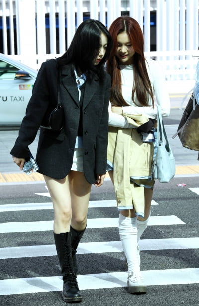 VIVIZ Members Eunha and Umji Depart for Hong Kong for 2025 World Tour