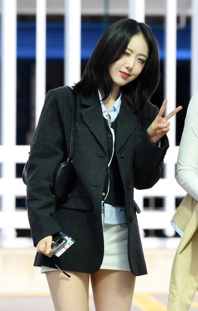 VIVIZ's Eunha Departs for Hong Kong for 2025 World Tour