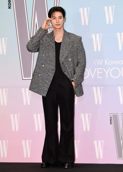 Actress Lee Chae-min Shines at W Korea's 20th Annual Breast Cancer Awareness Charity Event