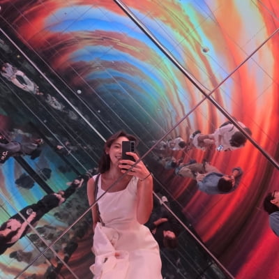Ahn Hyun-mo Captivates Fans with Elegant Beauty at Podo Museum Exhibit