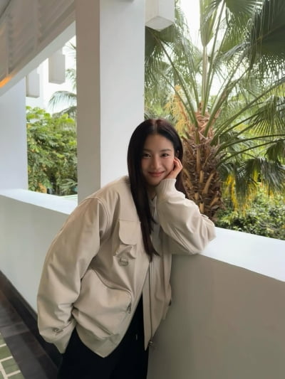 '병역 논란 가수 열애설' 박주현, 개미 허리 드러내며…'크롭톱+점퍼' 파격 패션