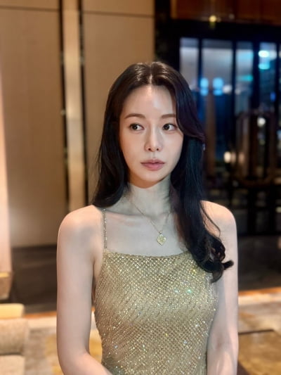 Actress Lim Ji-yeon Dazzles in Gold Dress at Breast Cancer Awareness Event