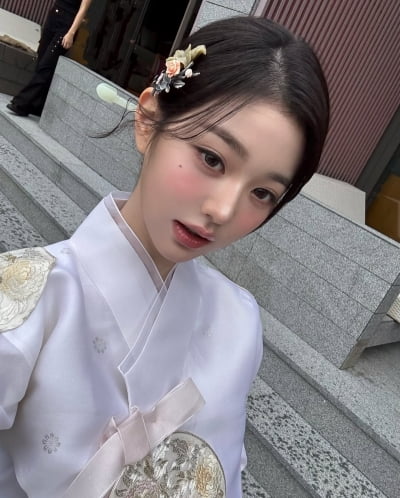 '21세' 장원영, '100억 변우석' 잡은 '광고퀸'…'황실 한복 자태' 속 재벌가 같은 비주얼