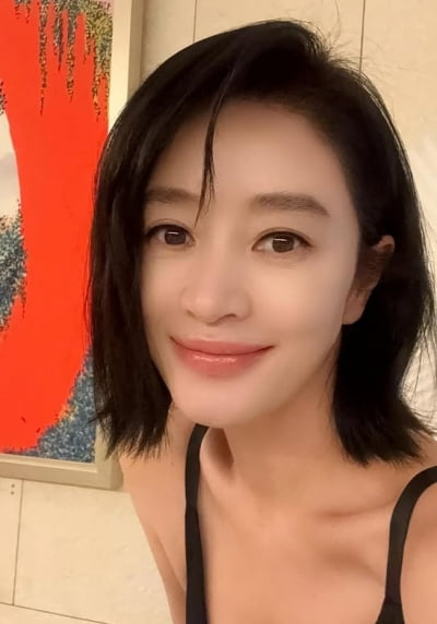 '수영장 러너' 김혜수, 허벅지 둘레 보니…달리기 만류하고 싶어질 정도