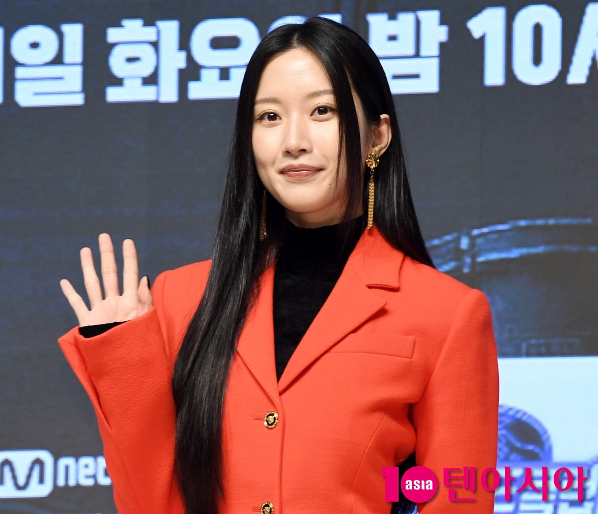 문가영, 강렬한 레드...첫 MC 도전[TEN포토+]