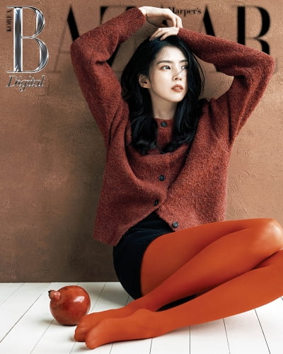 빨간 스타킹 한소희, 리즈 경신했네…가을 분위기 폭발