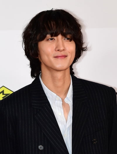 '한지민♥' 최정훈, 열애 인정 1년 만에 기쁜 소식 알렸다…양희은→악뮤 이수현과 협업 앨범 발매