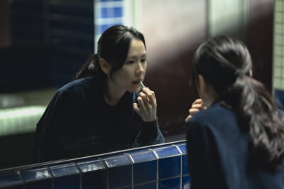손예진, 가세 기우는데 애쓰네…위기에 더 강해졌다('어쩔수가없다')