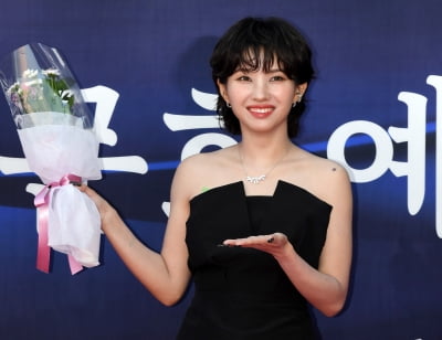 아이들 소연, 그룹 대표로 왔어요...미연언니 생일축하[TEN포토+]