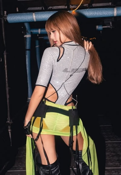 블랙핑크 리사, 팬들 난리인데 언제까지…두르긴 했는데 또 훤히 오픈
