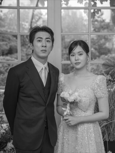 '대세 유부남' 김원훈, 결국 일 냈다…엄지윤과 찍은 웨딩 화보 공개