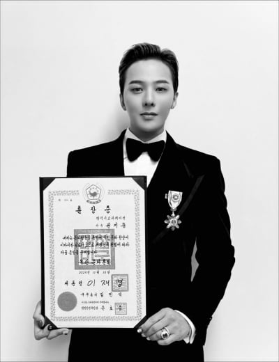 '레전드' 지드래곤, 제대로 일냈다…173억 빌딩보다 빛나는 압도적 아우라