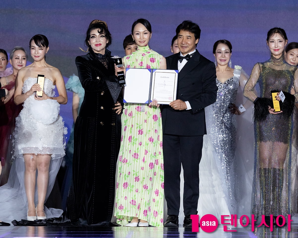 LEKSANDRA KHERTEK(알렉산드라 체르텍), 아시아시니어 3rd Prize Winner 수상[TEN포토]