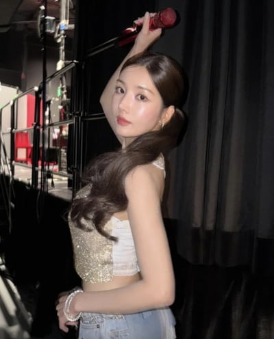 권은비, 마카오서 화끈한 의상…등 파인 톱으로 마카오 매료