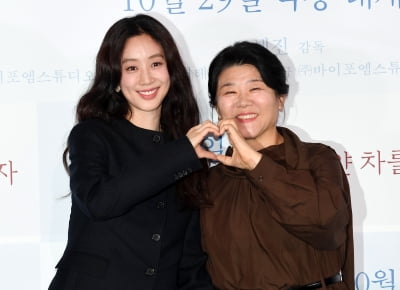 [종합] '영하 20도에 맨발' 정려원·'물 공포증' 이정은…14일 만에 완성한 스릴러 '하얀 차를 탄 여자'