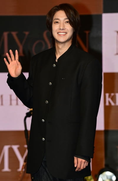 [공식] '동갑내기 첫사랑♥' 김현중, 결혼 4년 차에 벅찬 소식 알렸다…홍대서 뮤지션 역량 자랑